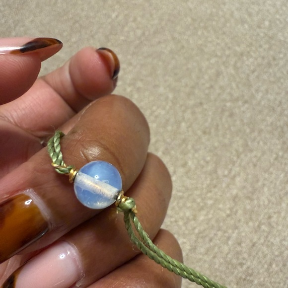 Elegant Green Bracelet with Opalescent Bead - Picture 2 of 2